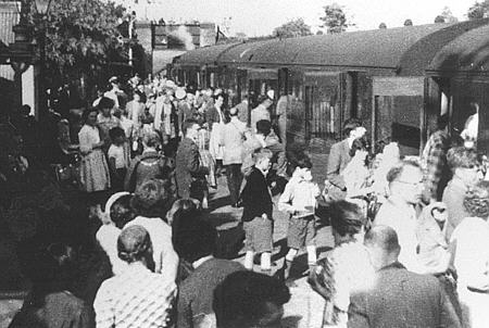 Crowds at Fairford 12 June 1962